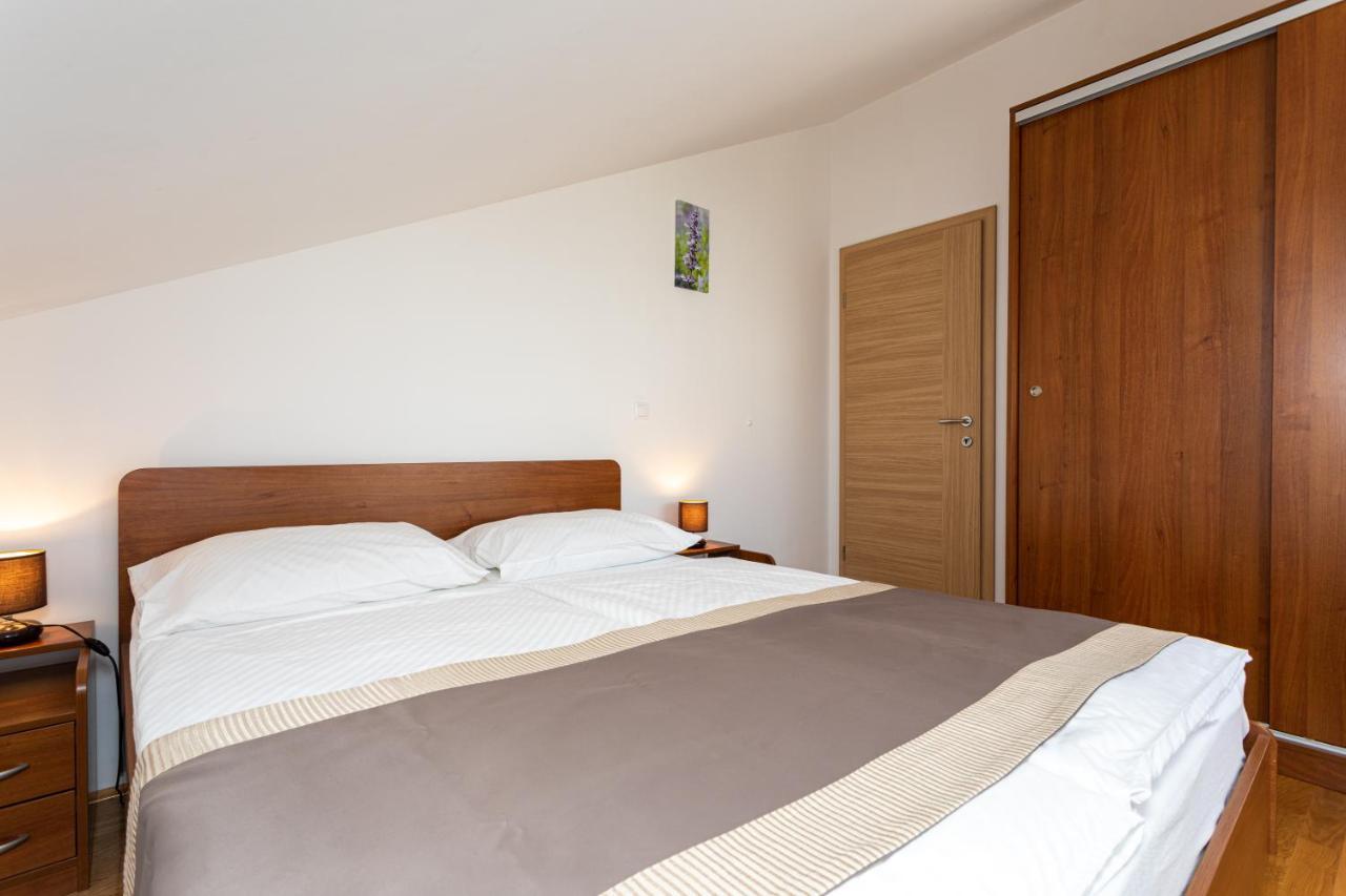 Apartments Crnekovic V Baška Esterno foto